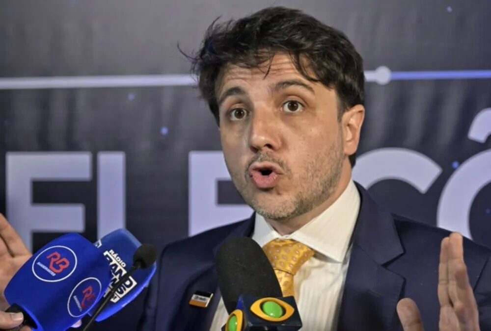 Renan Santos comemora afastamento de chefe da PF e mira Lula e Bolsonaro