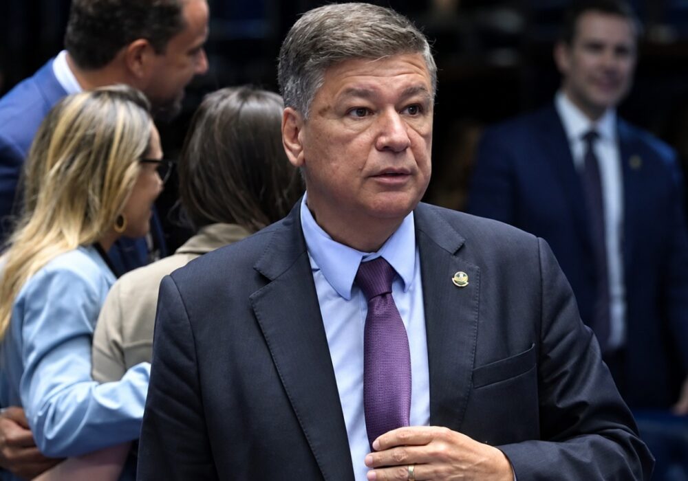 Senador Carlos Viana apaga postagens pedindo impeachment de Flávio Dino
