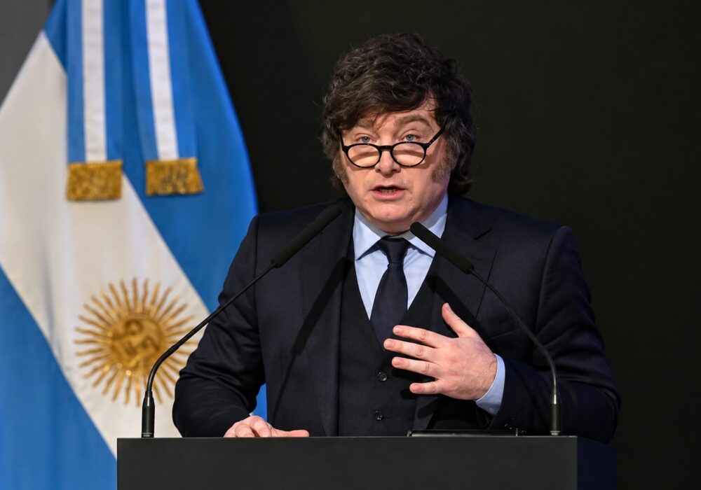 Indústria argentina perde espaço com abertura comercial promovida por Milei