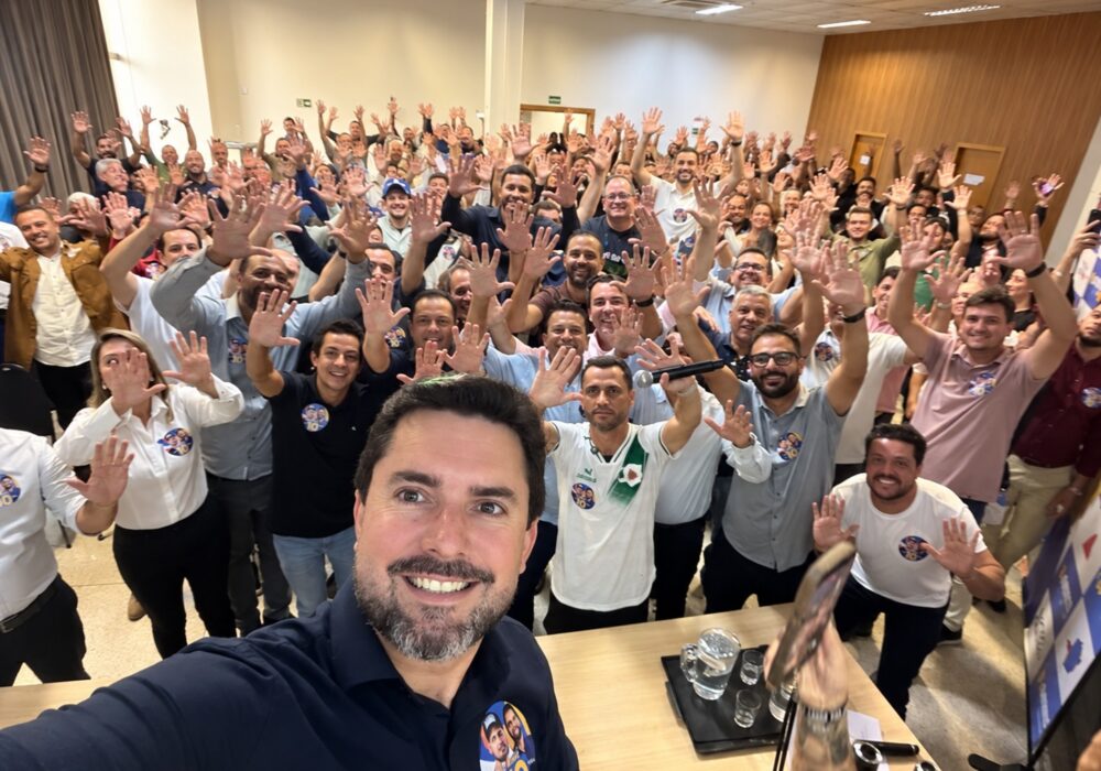 Cleitinho reúne cerca de 100 prefeitos em BH e pede apoio para “virar voto”