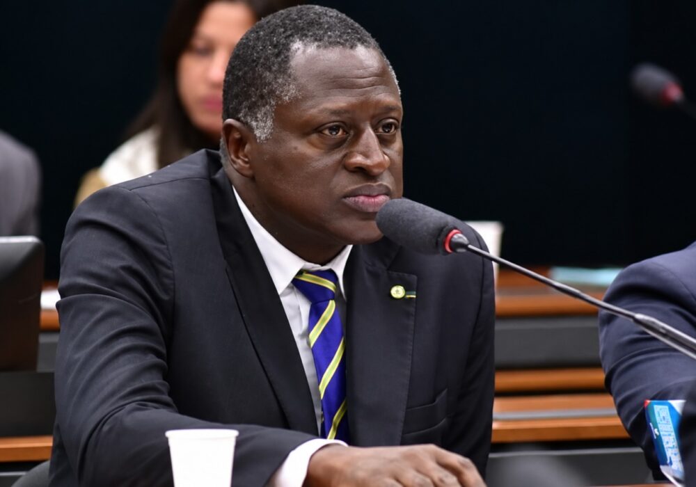 Carioca candidato ao Senado por Roraima, Hélio é proibido pela justiça de usar o sobrenome Bolsonaro