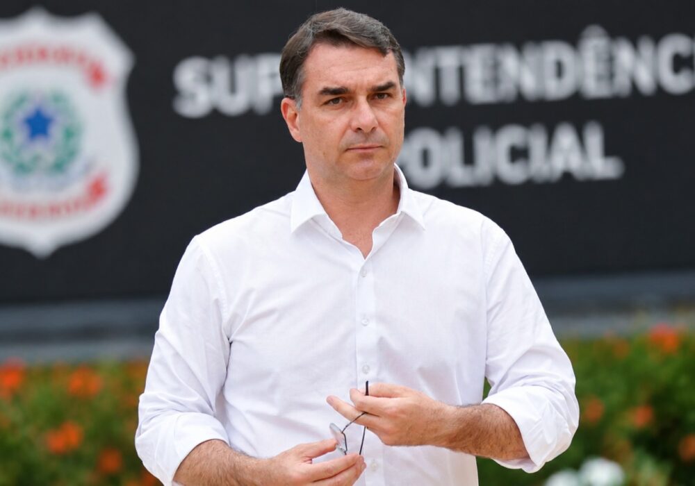 Campanha de Lula aciona TSE contra programa de Flávio Bolsonaro e pede direito de resposta