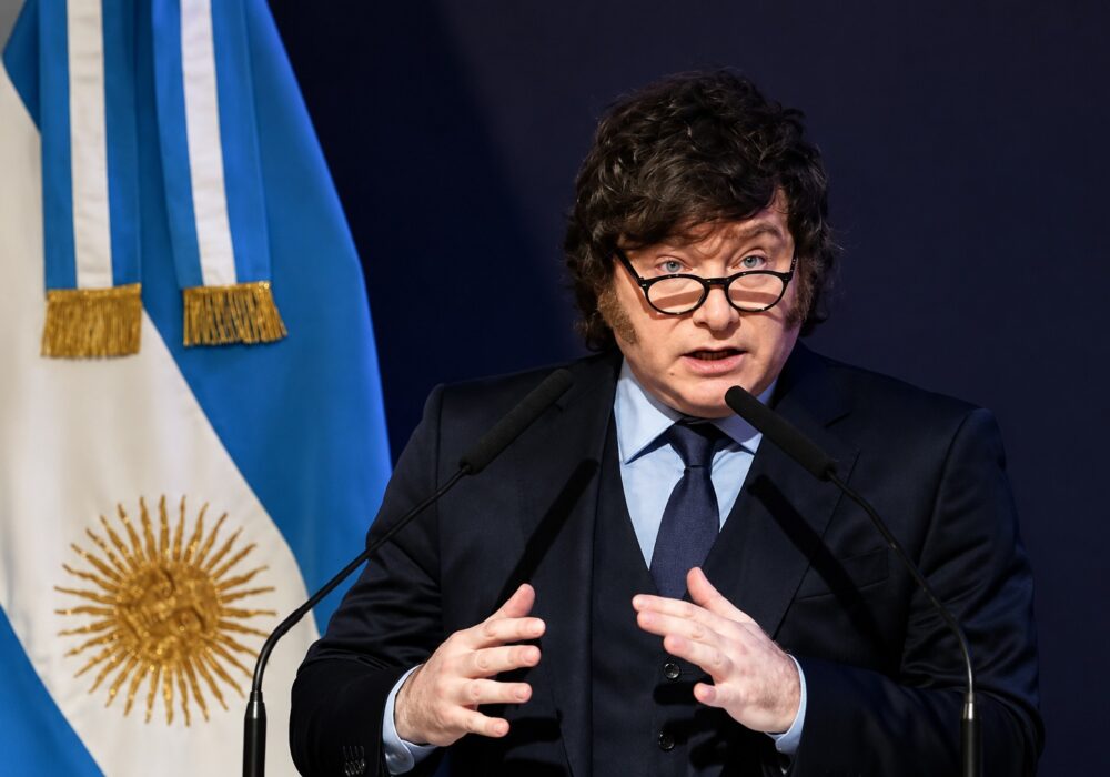 Peso forte de Milei reduz inflação, mas aumenta pressão sobre economia argentina