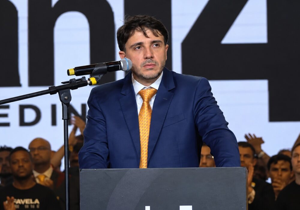 Renan Santos aciona TSE contra reajuste do Bolsa Família