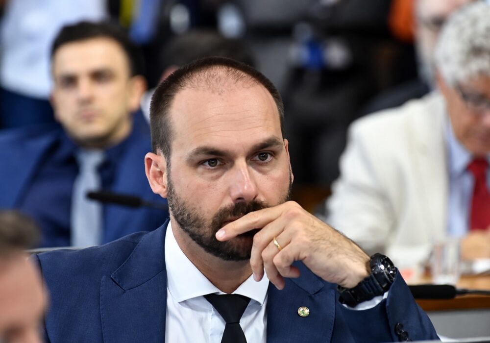 Eduardo Bolsonaro é demitido da PF após abandono de cargo