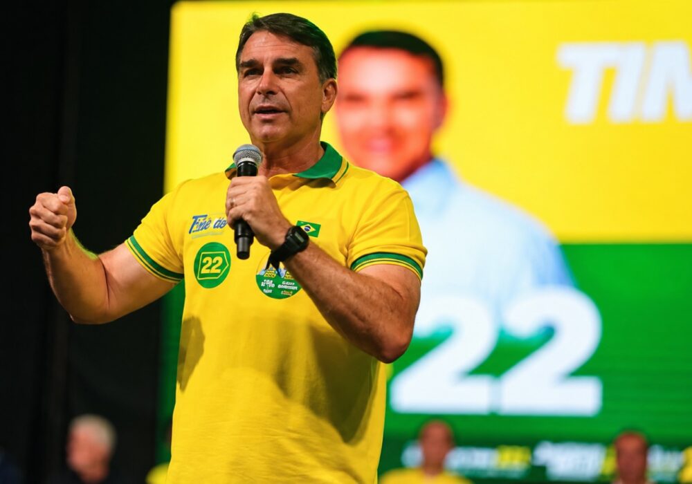 Assessora de Flávio Bolsonaro negociou liberação de emendas com miliciano condenado por morte de Marielle Franco
