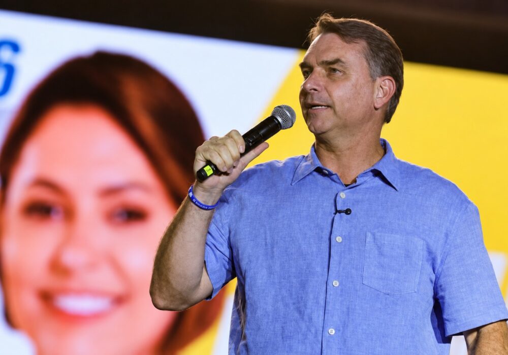 Contra a lei, perfis americanos tem posts impulsionados favorecendo Flávio Bolsonaro nas redes sociais