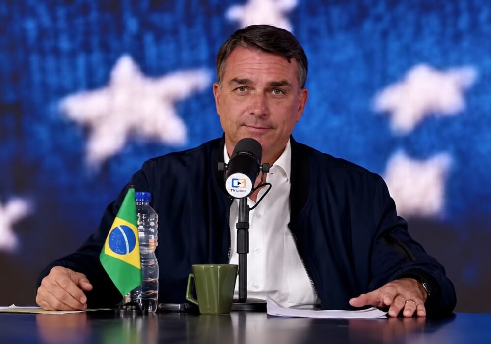 Além de Moraes, Flávio Bolsonaro também voou em jatinho de Vorcaro