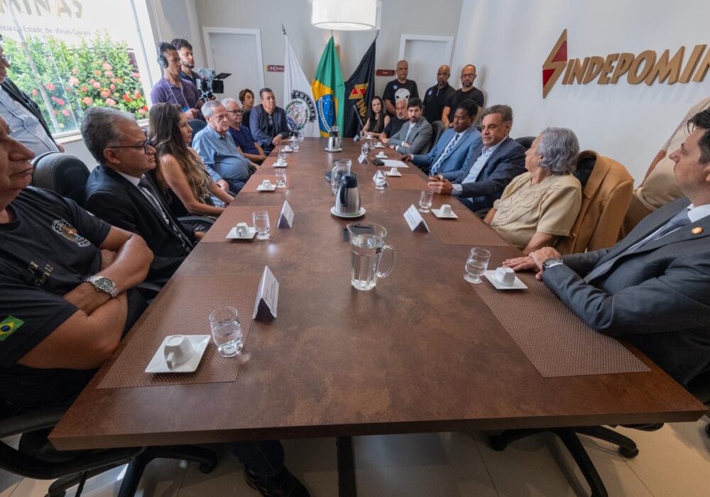 Aécio recebe apoio de policiais civis de Minas Gerais