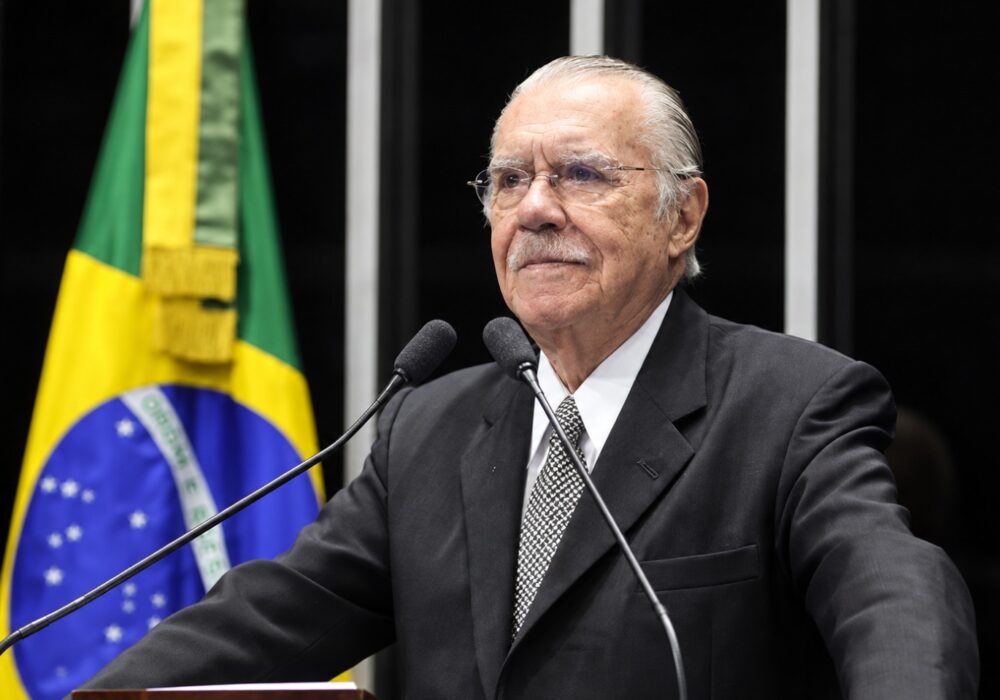 Com pneumonia, José Sarney é internado em São Paulo