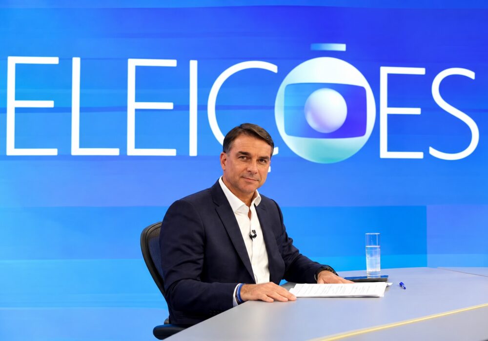 Globonews pede desculpas após fake news sobre Flávio Bolsonaro e a padroeira do Brasil