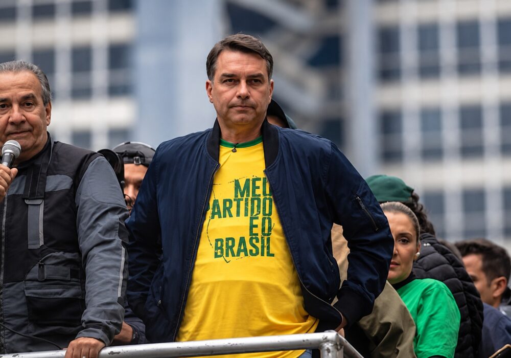 TSE determina que redes sociais apaguem fake news sobre Flávio Bolsonaro e Nossa Senhora