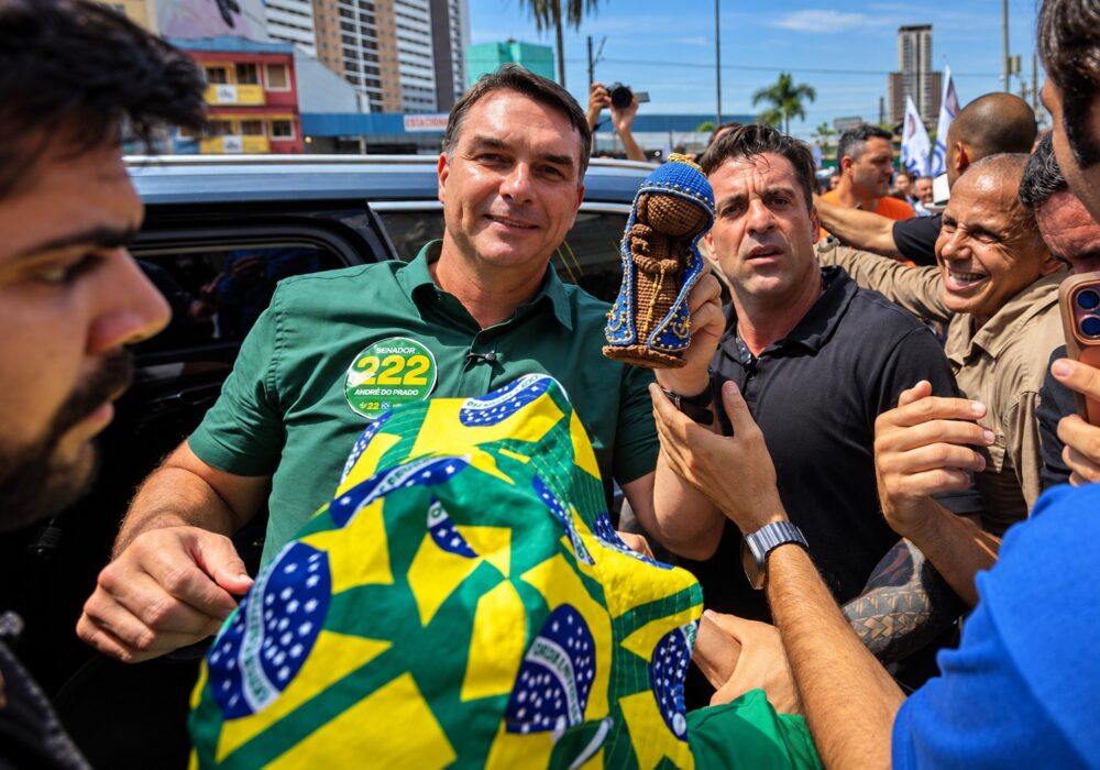 Flávio e Tarcísio erguem imagem de Nossa Senhora Aparecida após boato sobre padroeira