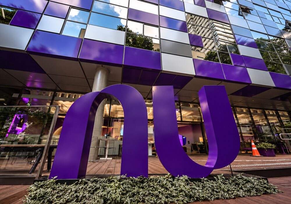Ações do Nubank caem mais de 8% com notícia de possível compra do banco britânico Monzo