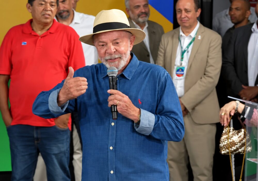 Lula muda discurso e segue estratégia de Flávio para conquistar indecisos