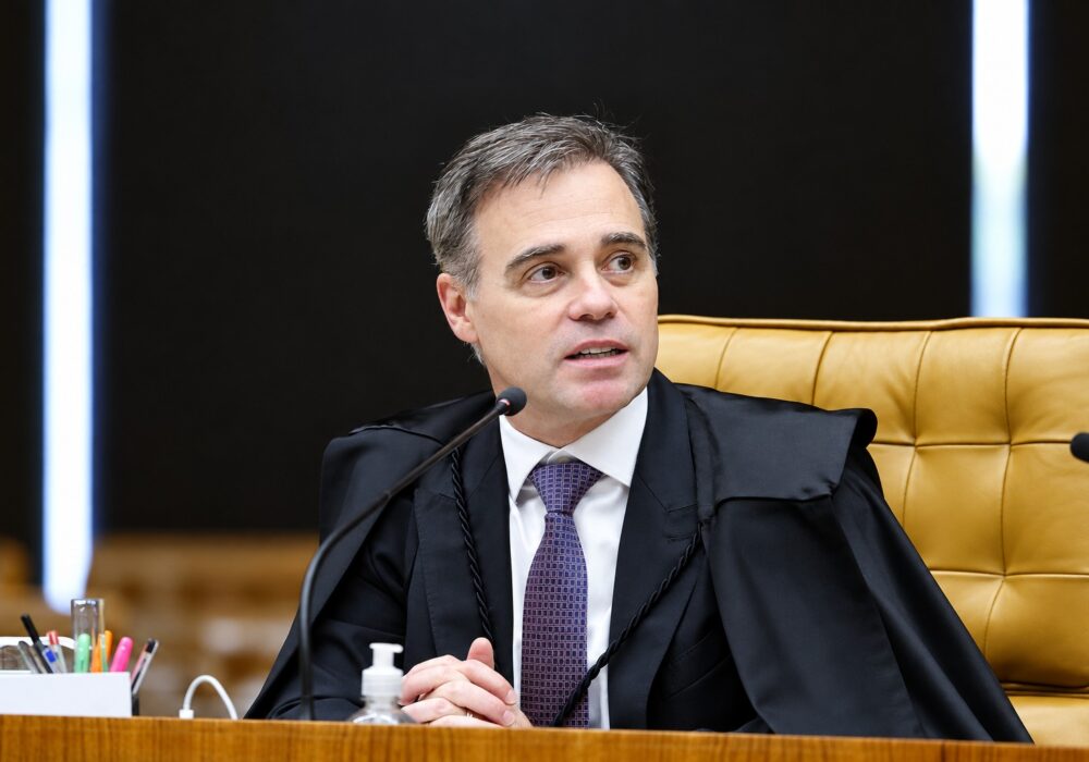 Mendonça vota para manter proibição de fake news sobre Flávio e Nossa Senhora