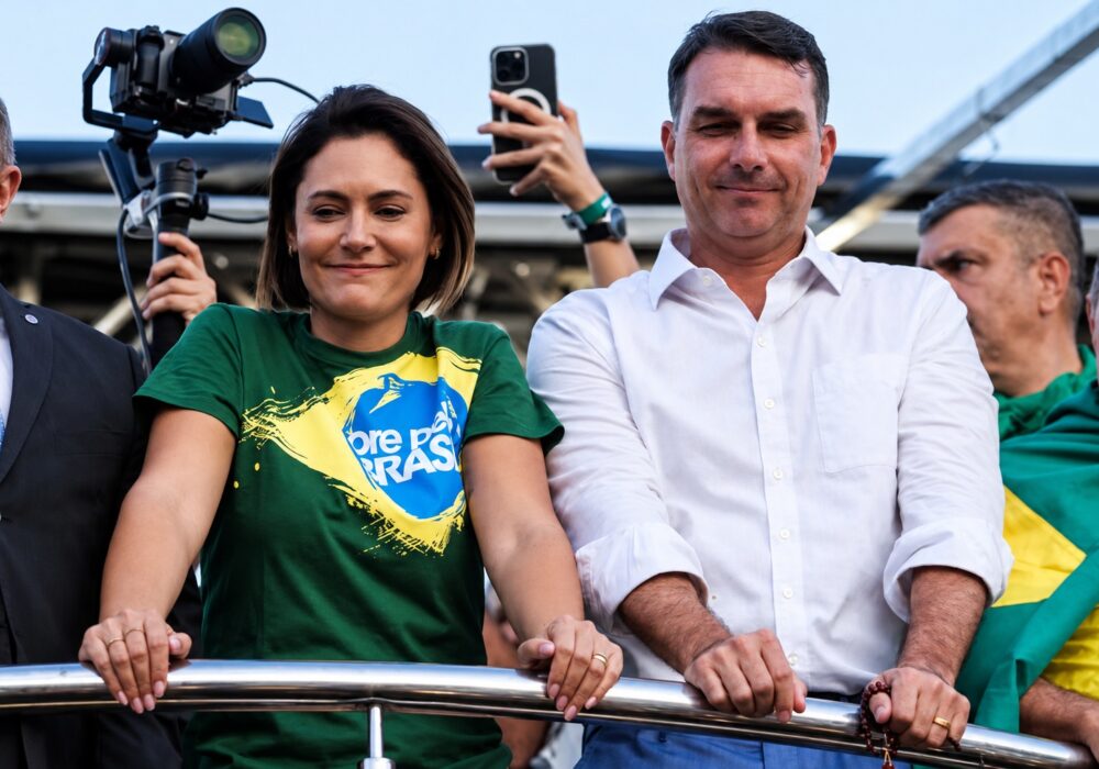 Flávio e Michelle têm ligação com bispo que defendeu retirar título de Aparecida