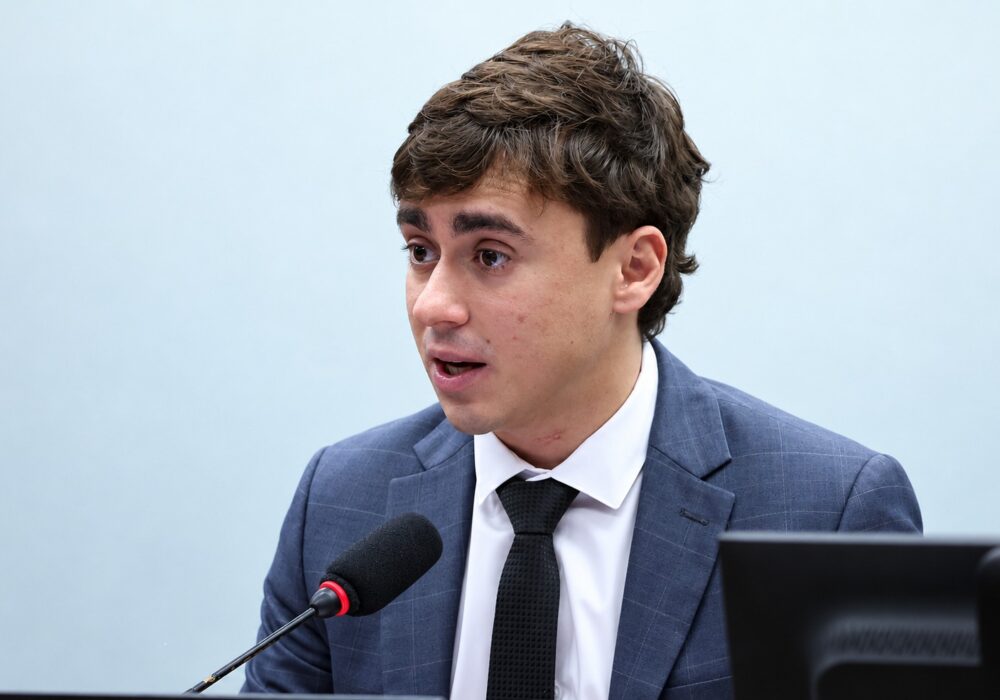 TSE dá 24 horas para Nikolas apagar post que associa Lula a crimes contra crianças