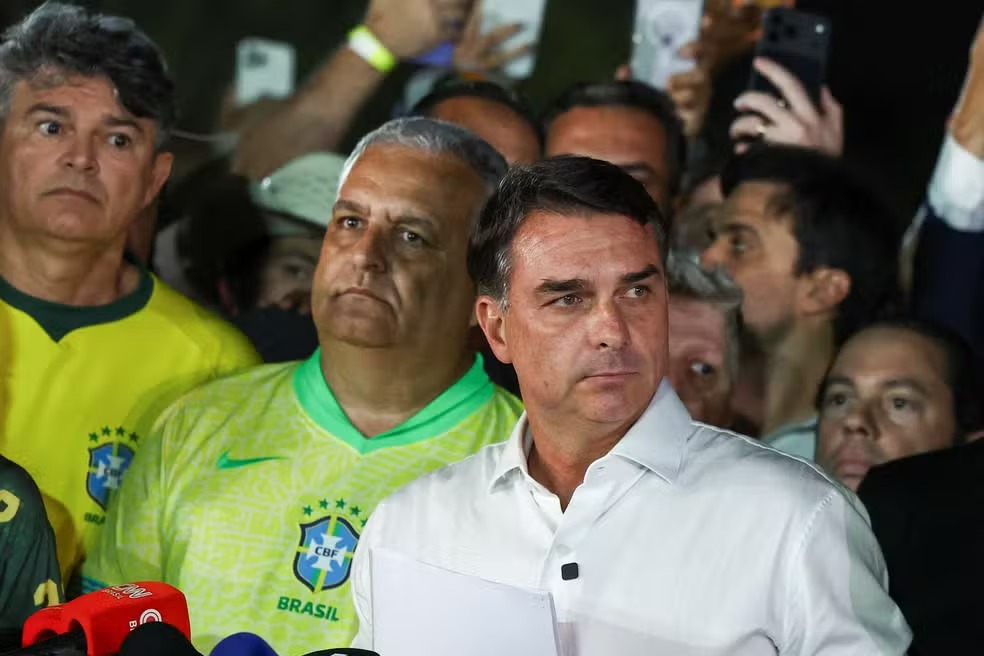 Flávio Bolsonaro teria entrado na Argentina a pé e desistiu de ida aos EUA após vazamento, diz imprensa argentina