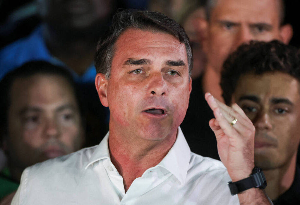 PF cancela passaporte de Flávio Bolsonaro, porém senador tem passaporte italiano que segue válido