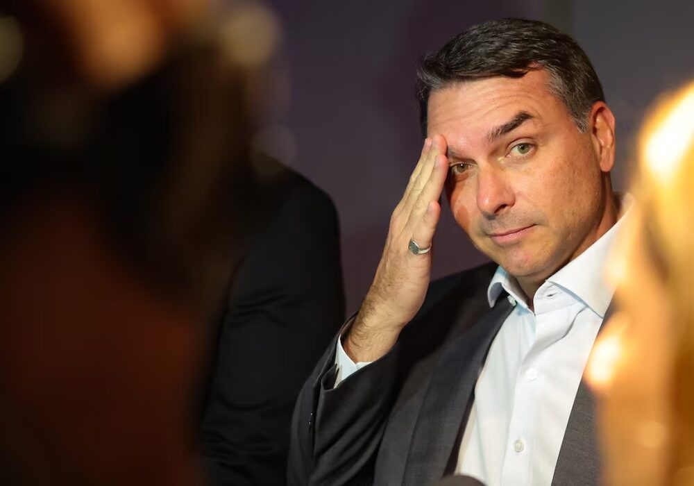 Ana Elisa e deputados do PT pedem prisão de Flávio e inclusão na lista da Interpol