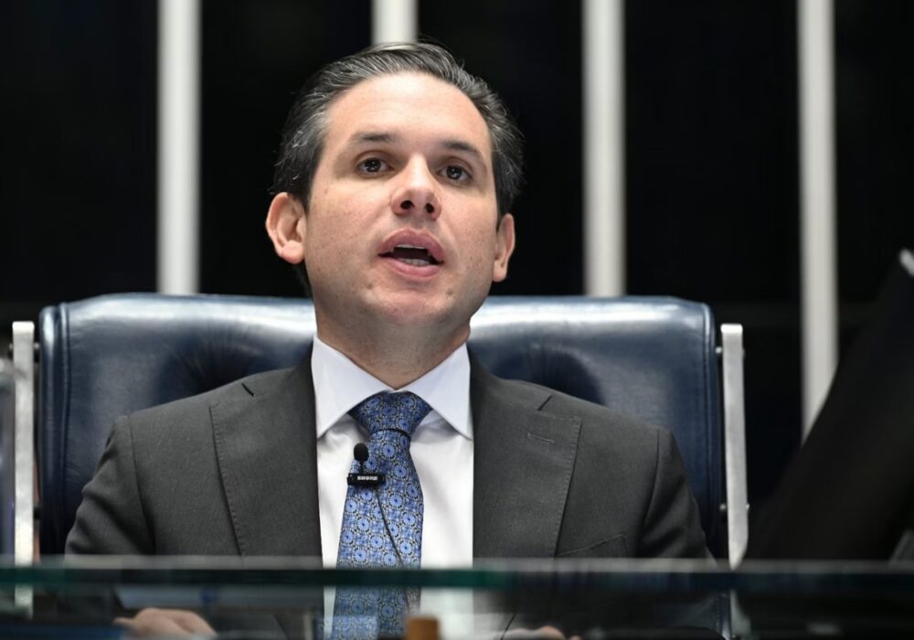 Hugo Motta articula mudança histórica no sistema eleitoral com voto distrital misto