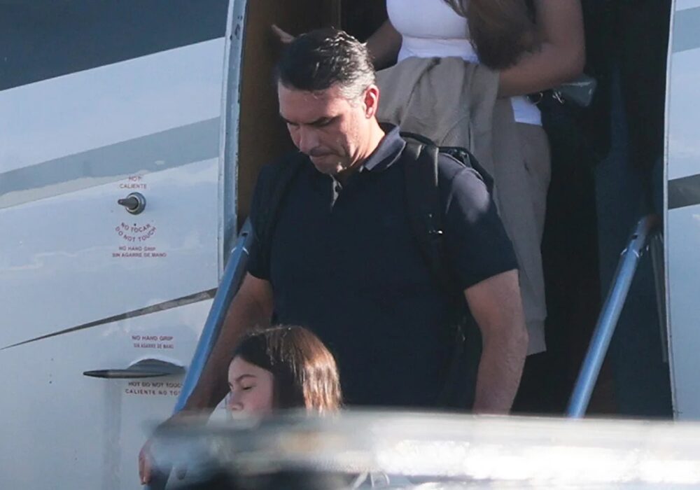 Nos EUA, Flávio Bolsonaro se declara presidente eleito e acusa fraude sem provas