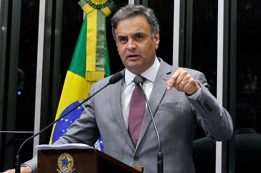 Aécio critica saída de Flávio do Brasil e defende oposição firme dentro da democracia