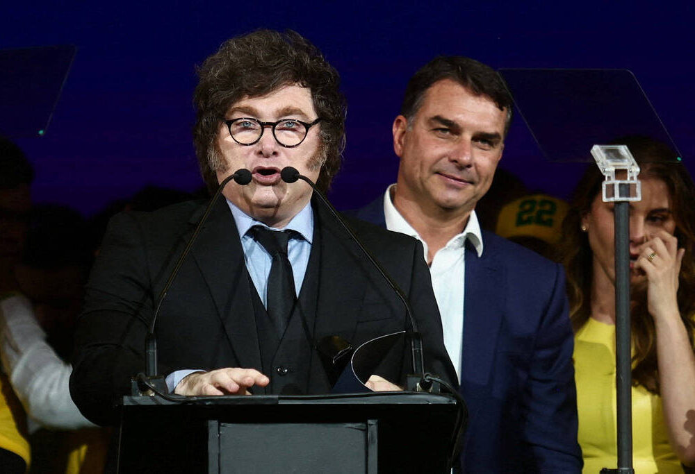 Apoio de Milei à saída de Flávio Bolsonaro para os EUA amplia crise diplomática com o Brasil