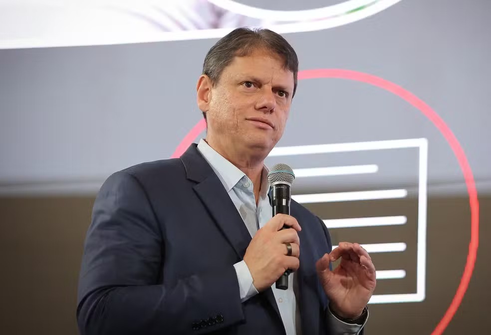 Tarcísio se distancia de Flávio e ganha espaço na direita para 2030