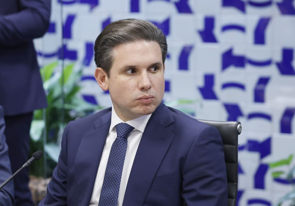 PT ameaça romper com bloco de Hugo Motta para barrar entrada do PL e do Novo