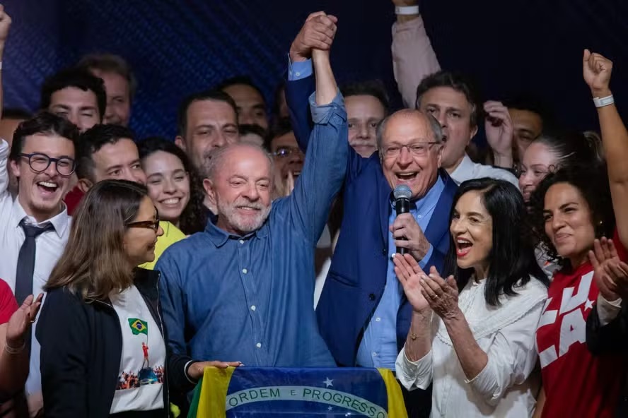 Embaixada dos EUA contraria Trump e reconhece vitória definitiva de Lula sobre Flávio Bolsonaro