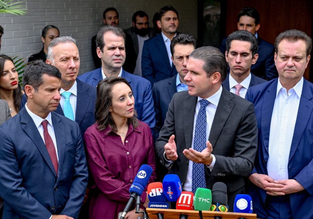 Hugo Motta quer aprovar voto distrital misto ainda em 2026, mas enfrenta resistência de PT e PL